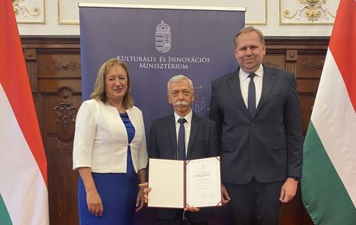 Huszár István Apáczai Csere János-díjban részesült